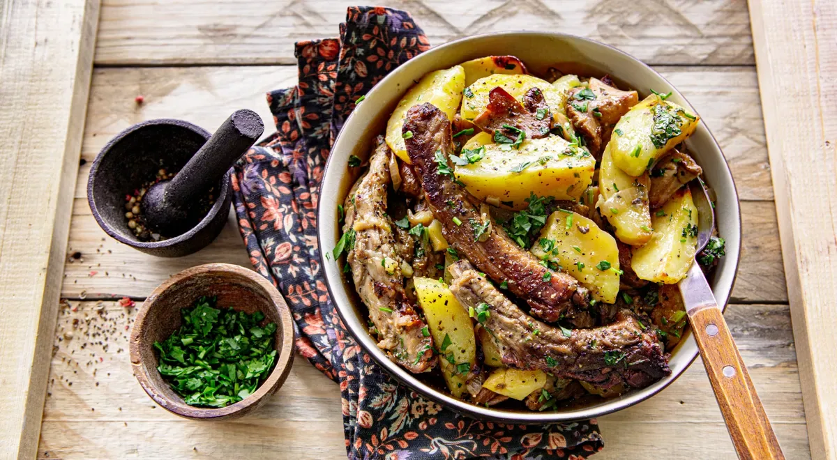 Свиные ребра с картошкой и грибами