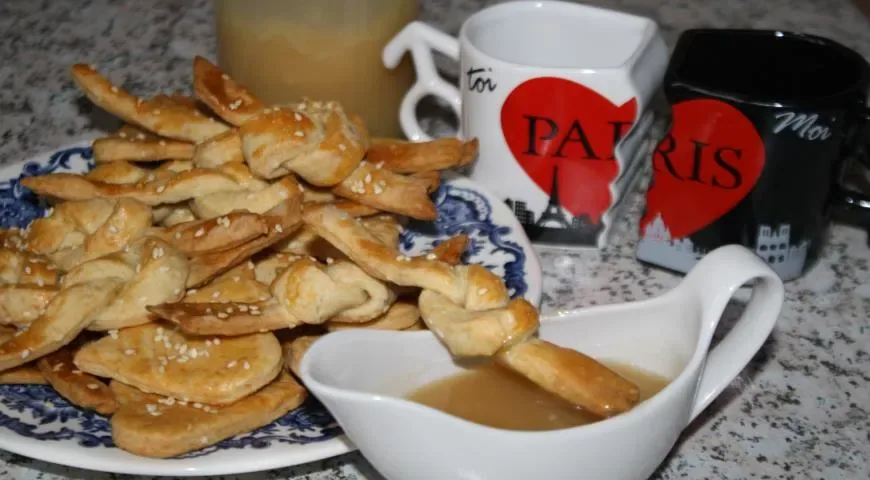 Сырные финтифлюшки с карамельным соусом
