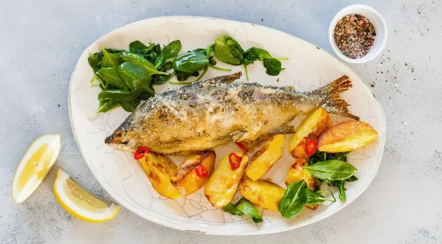 Сырок, запеченный с горчицей, с картофелем и шпинатом