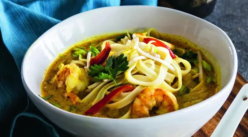 Тайский кокосовый суп с рисовой лапшой и креветками