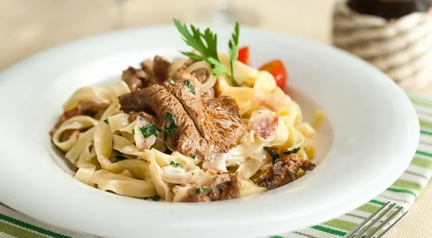 Тальятелле с лисичками и варено-копчёной грудинкой