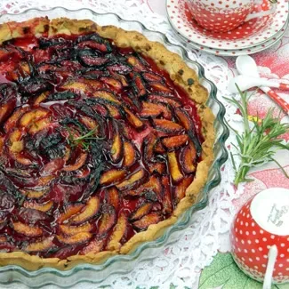 Тарт с чёрными абрикосами и розмариновым сахаром