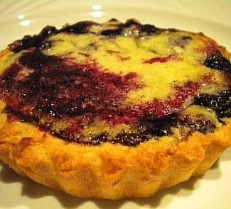 Тарталетки с черникой и миндальной массой