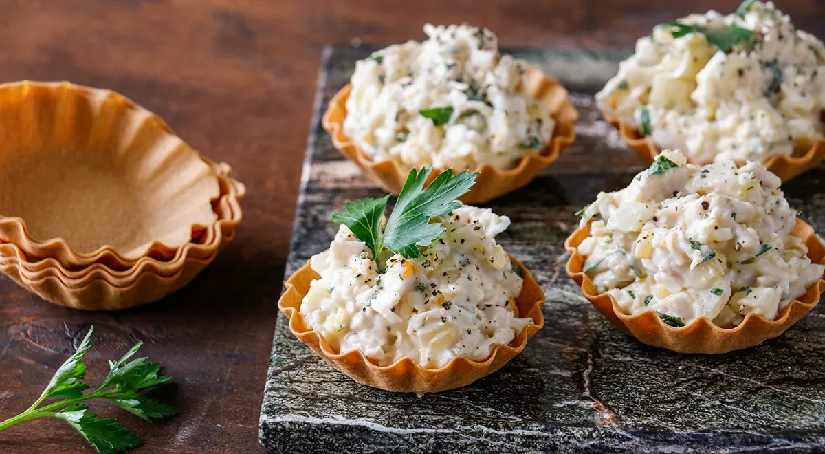 Тарталетки с курицей и ананасами