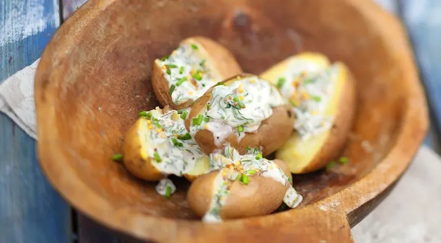 Теплая картофельная закуска с соусом из йогурта