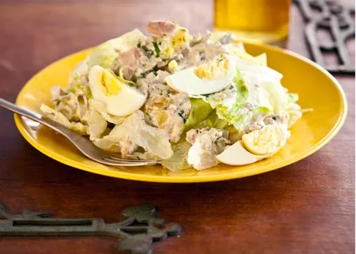 Тёплый картофельный салат с айсбергом