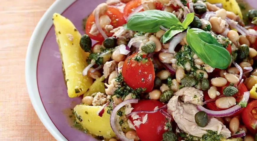 Тёплый салат из фасоли, картофеля и тунца