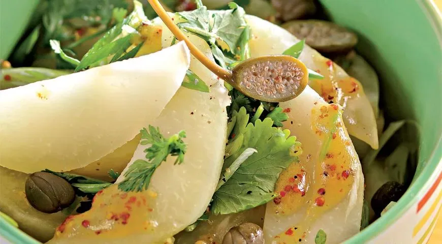Теплый салат из кольраби с кинзой и каперсами