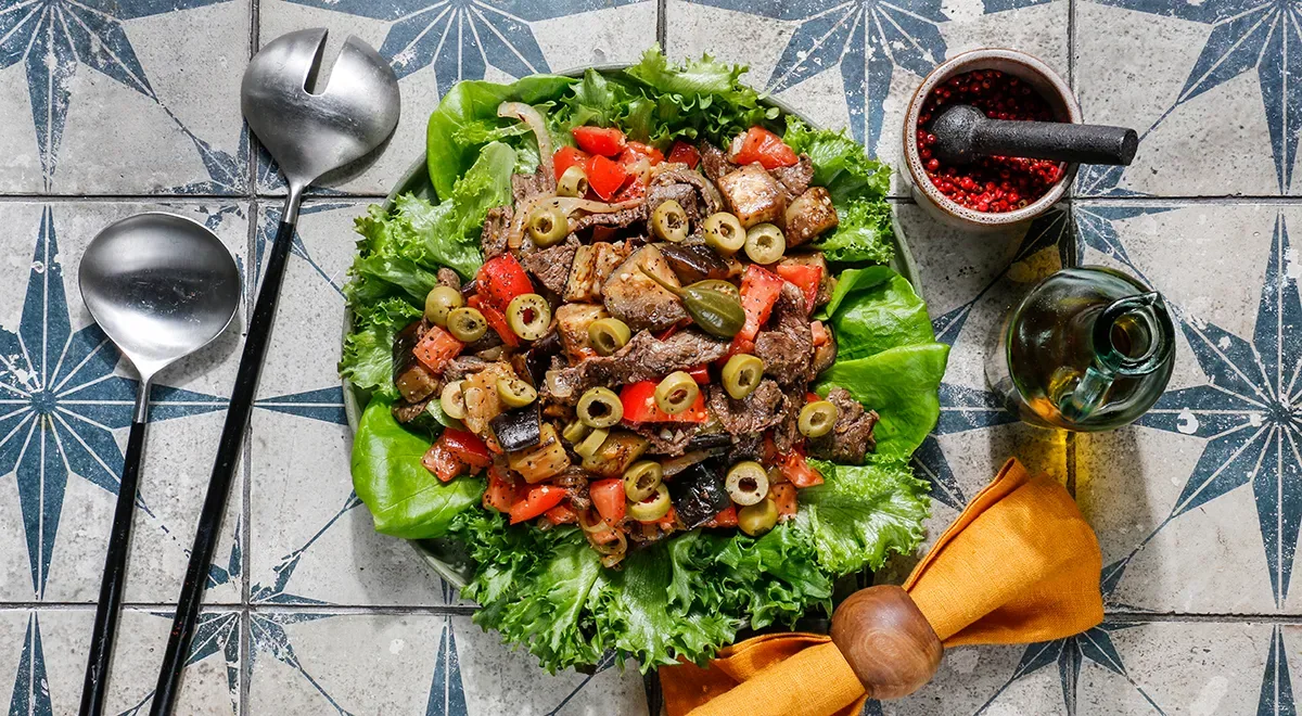 Теплый салат с говядиной и баклажанами