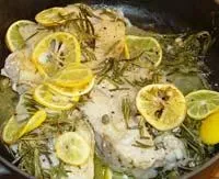 Треска с розмарином и каперсами