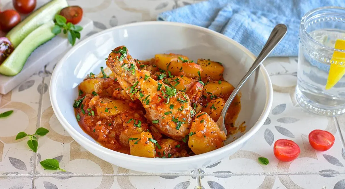 Тушёная картошка с курицей в кастрюле
