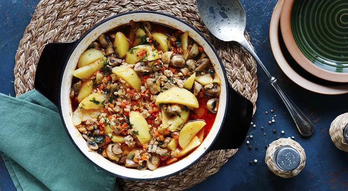 Картошка, тушеная с фаршем и грибами