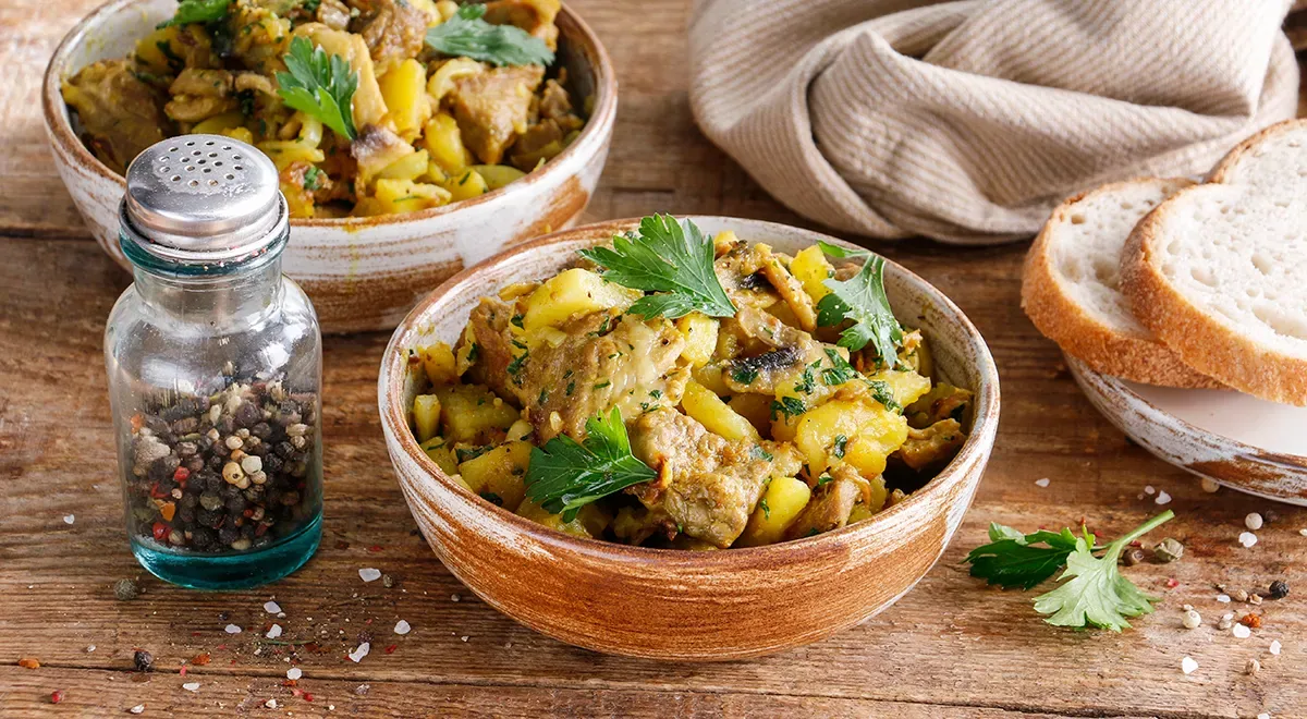 Тушёная картошка с мясом и грибами на сковороде