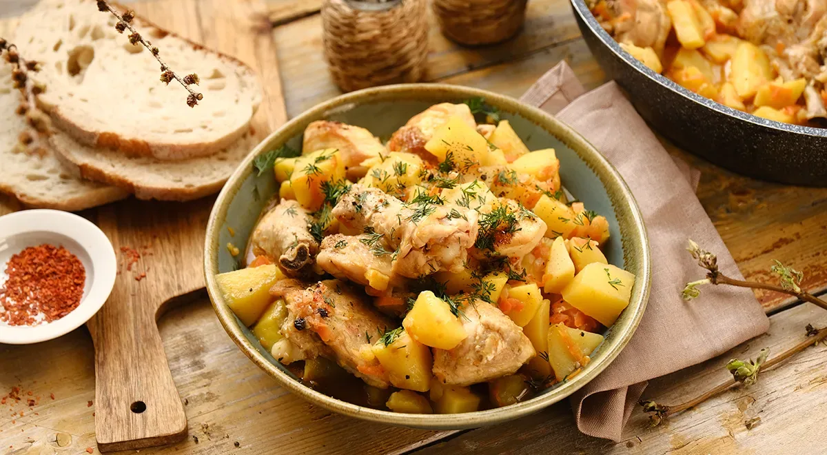 Тушёная картошка с курицей в сковороде
