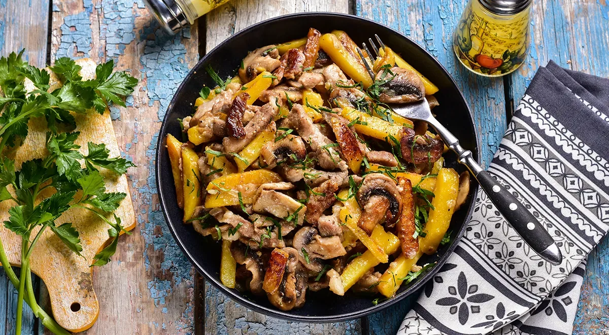 Тушёная картошка с мясом и грибами