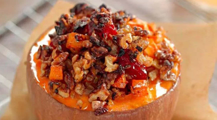 Тыква, фаршированная орехами и кизилом