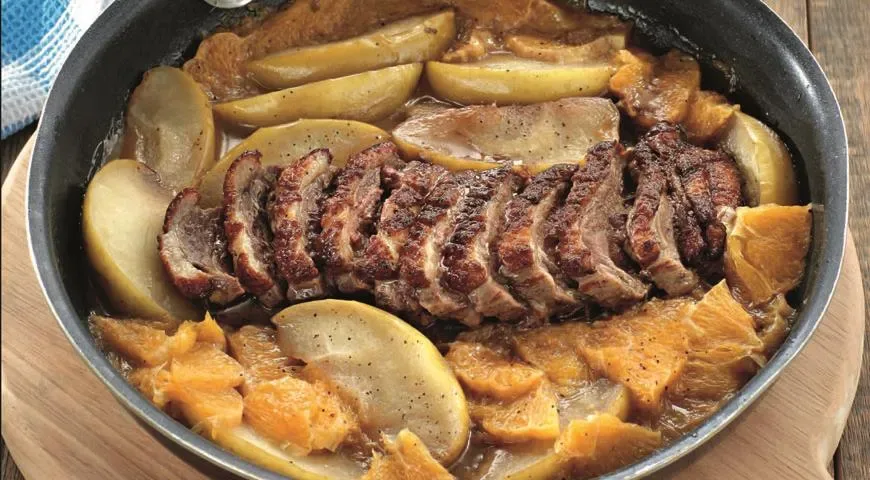 Утиная грудка с яблоками и апельсинами