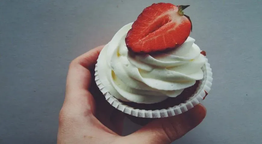 Ванильные капкейки с клубникой