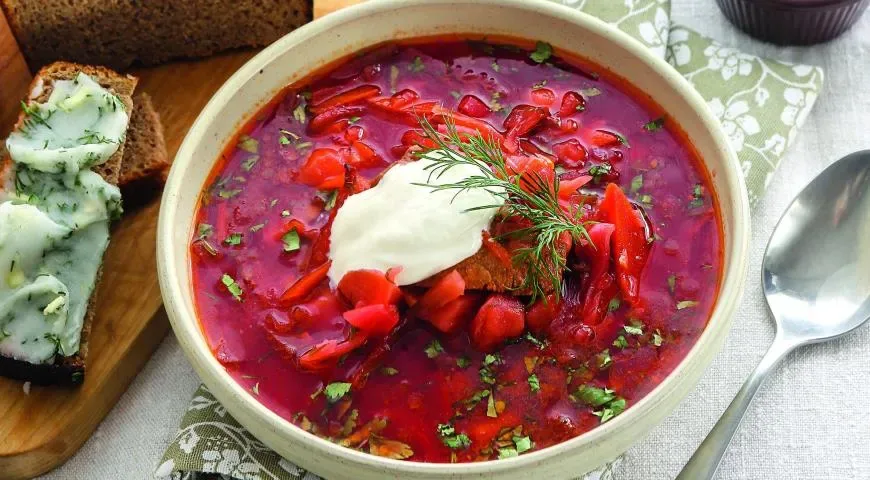 Борщ с говядиной и свежей капустой
