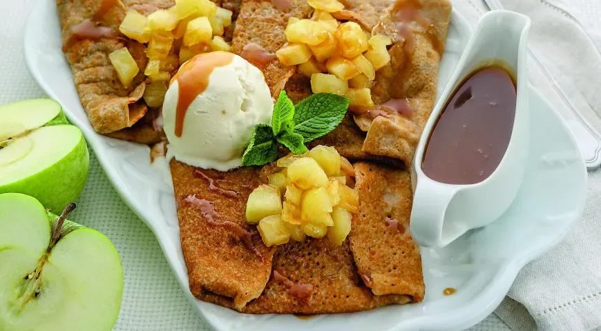 Бретонские блины с яблоками и карамелью