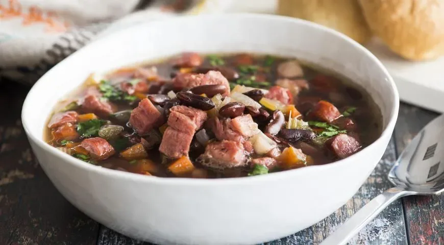 Фасолевый суп с охотничьими колбасками и рулькой
