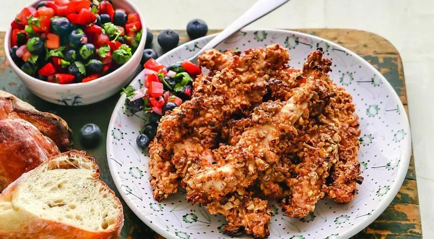 Курица в ореховой панировке с сальсой