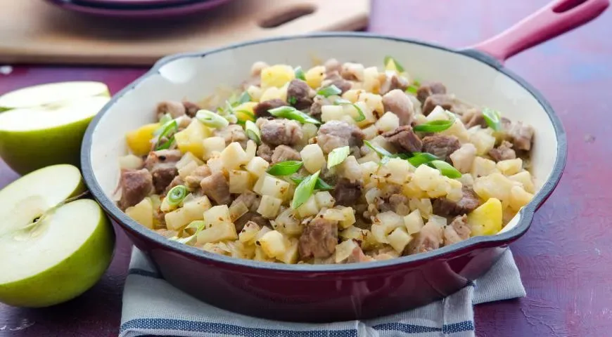 Рагу из свинины с сельдереем и яблоками