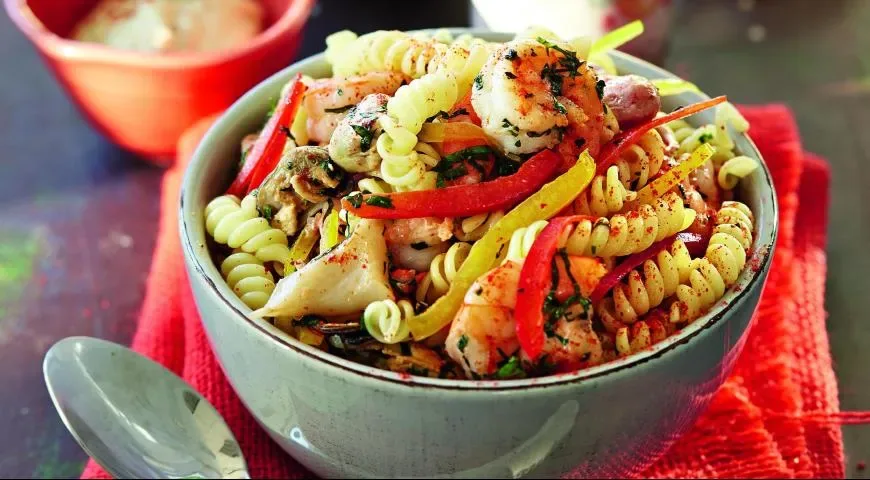 Салат из фузилли с морепродуктами и сладким перцем