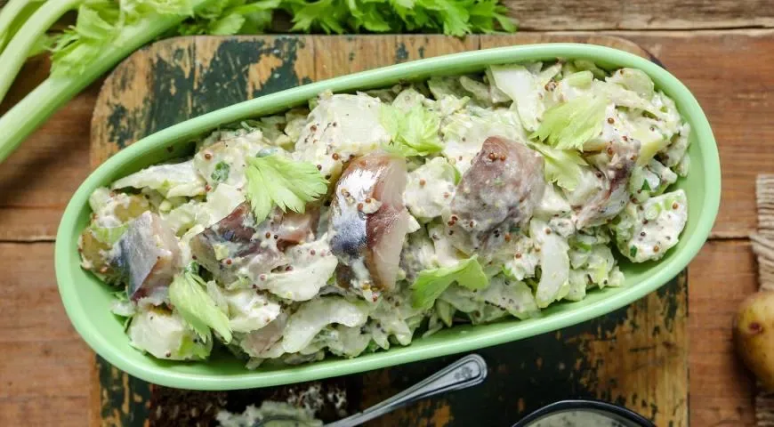 Салат из скумбрии с картофелем и сельдереем