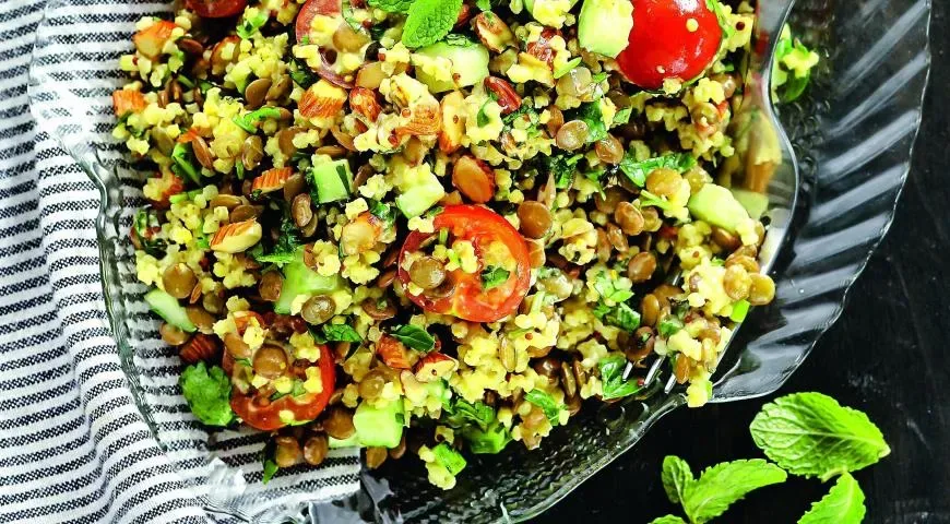 Салат с чечевицей, пшеном и миндалем