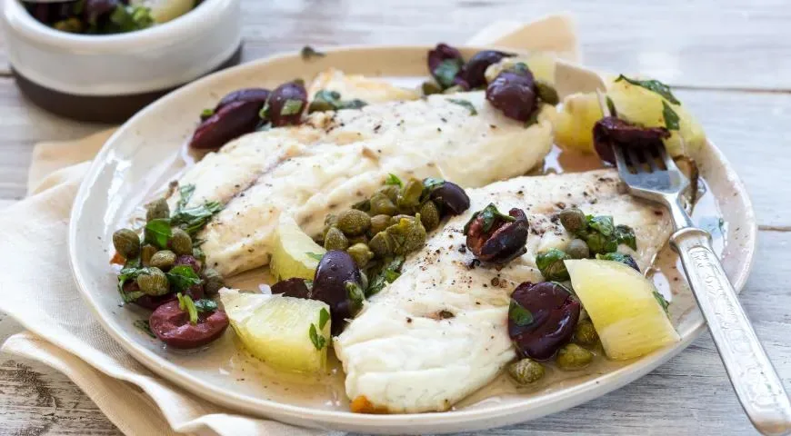 Сибас с маслинами, каперсами и лимоном