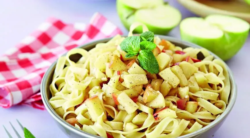 Сладкая паста с яблоками и фундуком