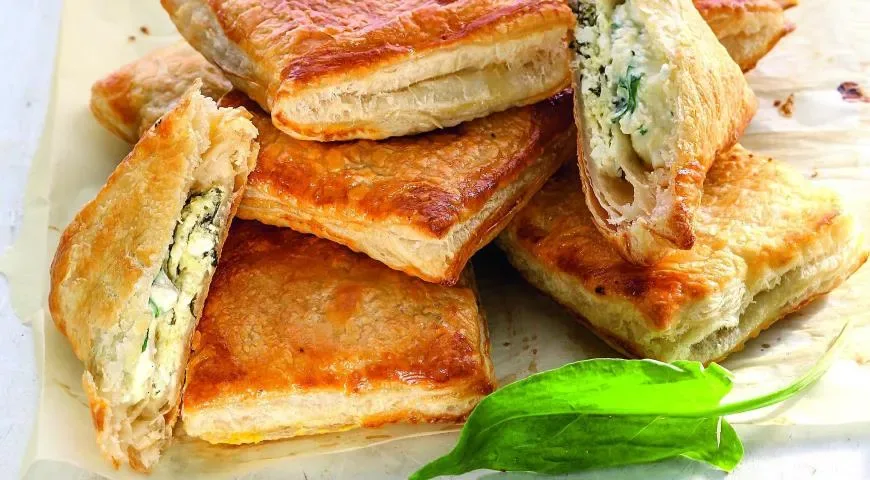 Слойки с щавелем и творогом
