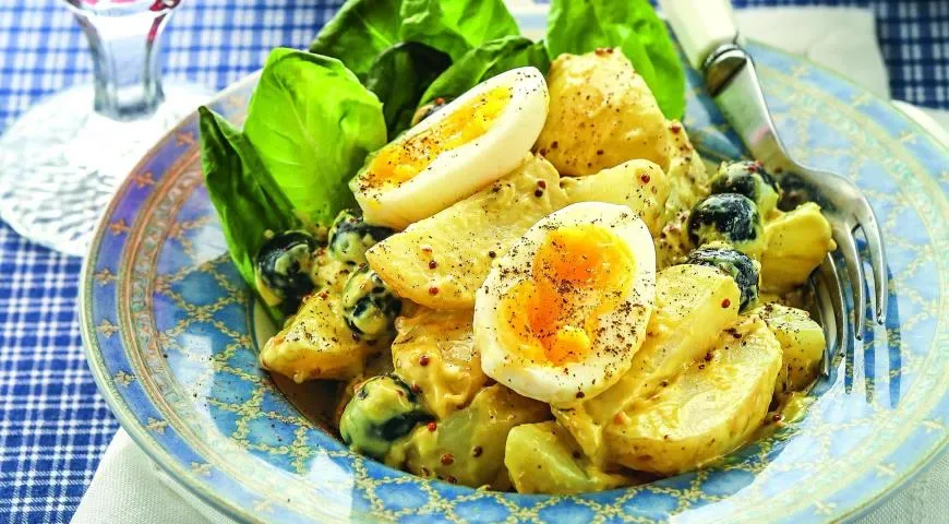 Тёплый салат с яйцами цесарки и печёным картофелем