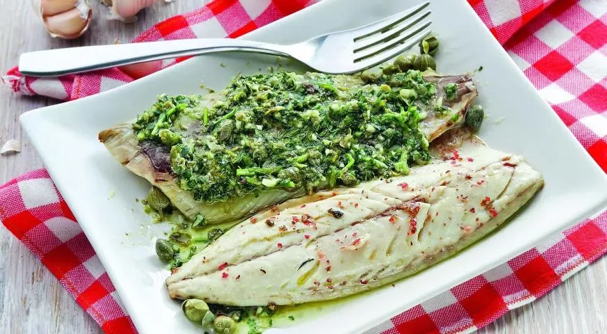 Жареная скумбрия с сальсой верде
