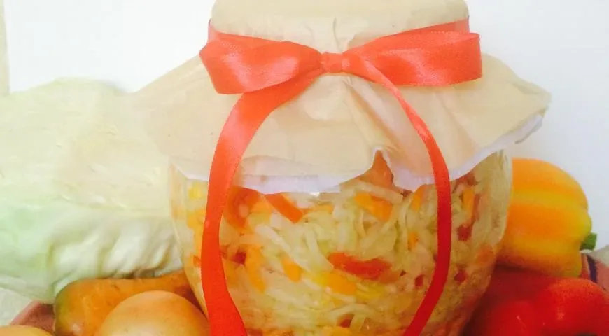 Витаминный салат из капусты и моркови