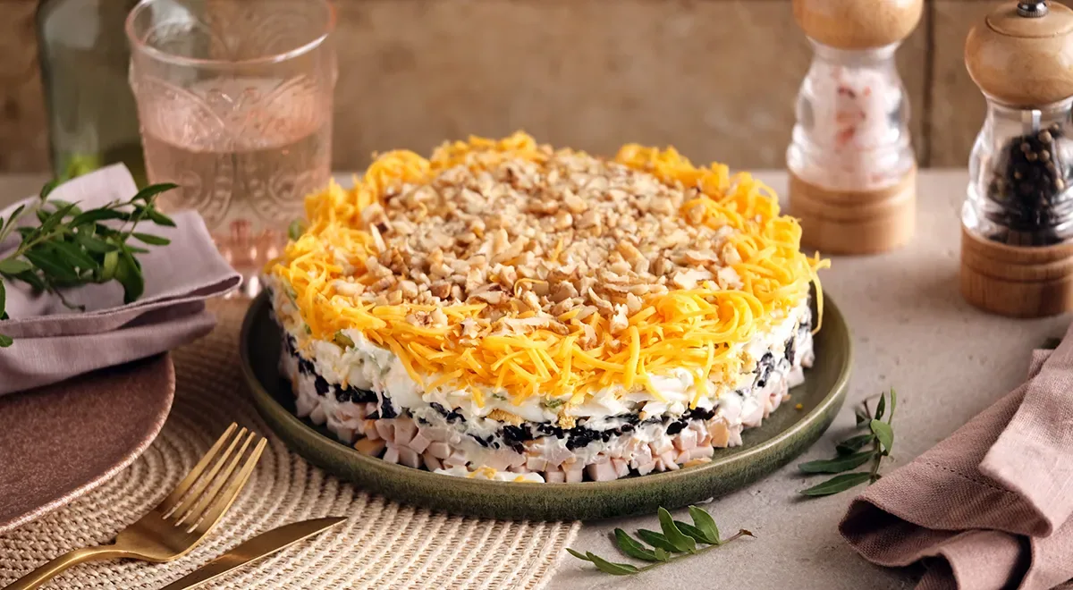 Салат с копчёной курицей и черносливом