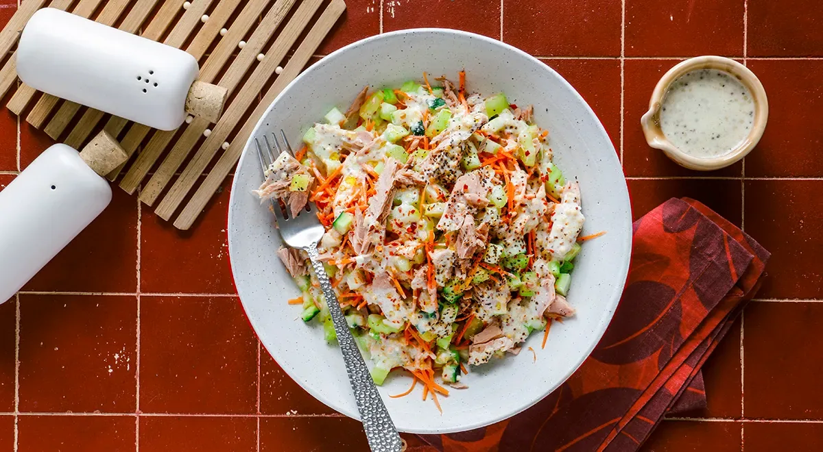 Салат с тунцом и сливочно-сырным соусом