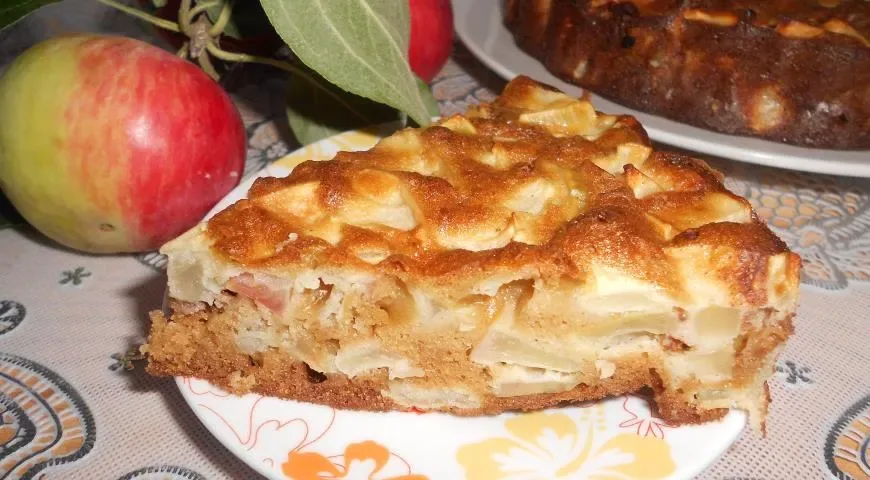 Яблочная шарлотка с мёдом