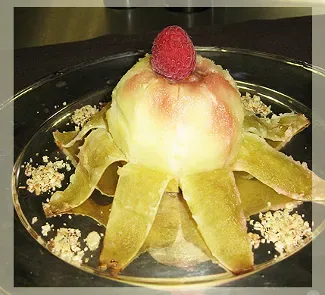 Яблочный десерт с грецкими орехами и медом