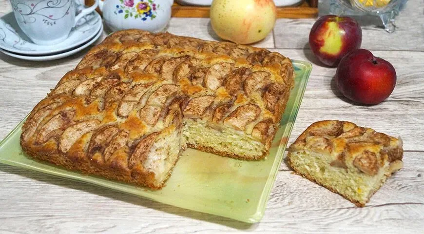 Яблочный пирог с корицей