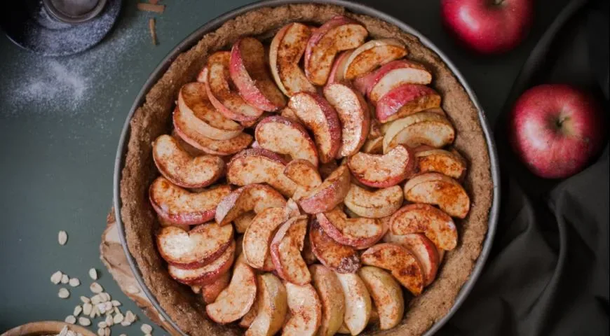 Яблочный пирог из цельнозерновой муки и овсянки