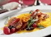 Ягодные равиоли с соусом, корицей и апельсином