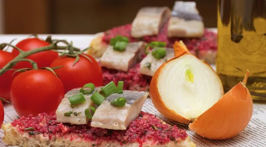 Закуска с селёдкой и свекольным песто