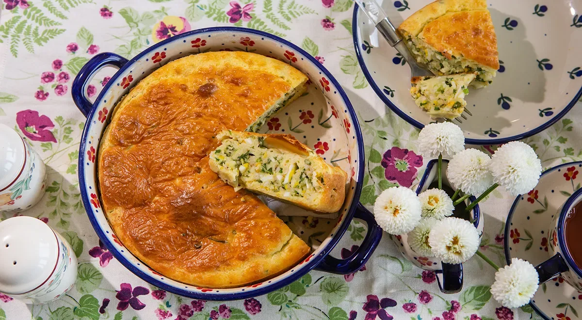 Заливной пирог с рисом, яйцами и луком