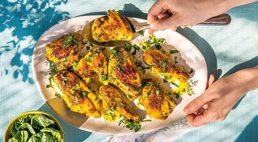 Запечённая курица с куркумой и петрушкой