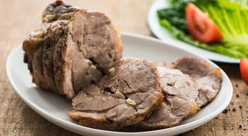 Запечённая свиная шейка в духовке целым куском