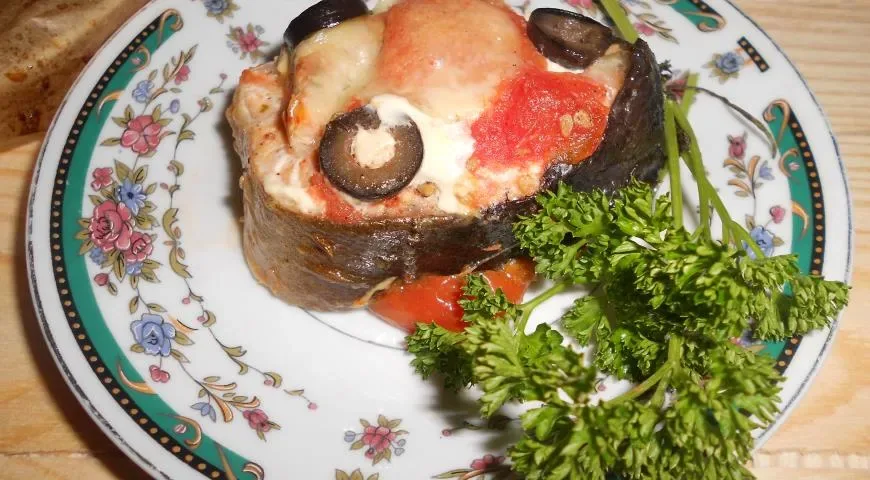 Запеченная горбуша с маслинами, помидорами и моцареллой в пергаменте