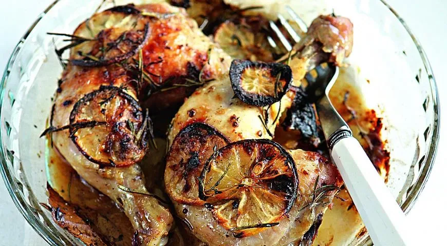 Запечённые куриные окорочка с лимоном, чесноком и травами