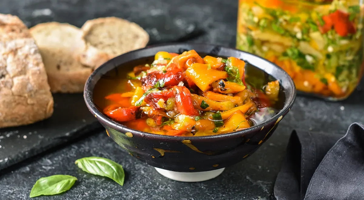Запеченные перцы, маринованные с чесноком